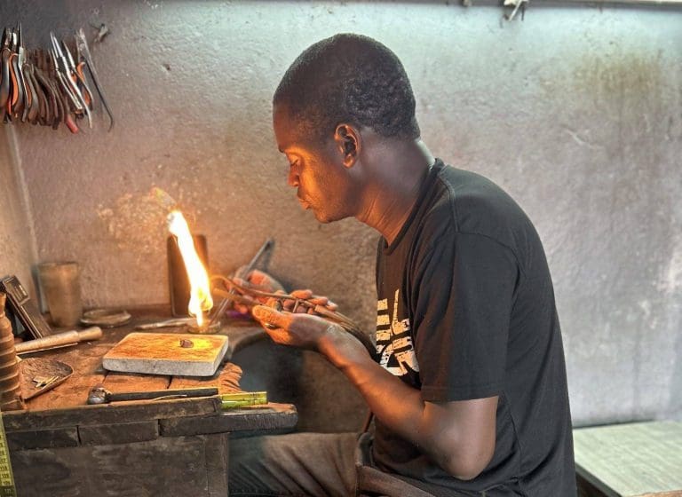 Femme élégante représentant l'esprit EFENA JEWELRY